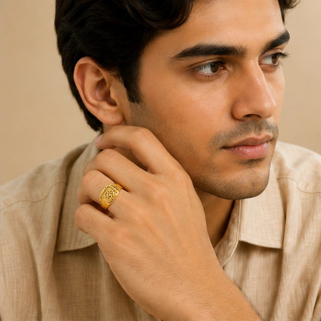 The GGR008110105 Gold Gents Ring